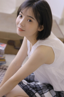和少爷在书房的桌子上